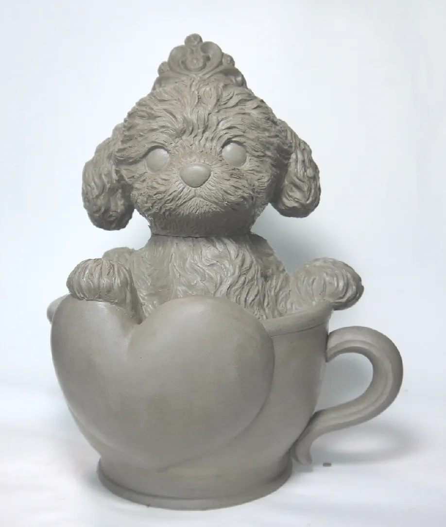 陶器置物生産は原型制作から始まる。原型は原型師と呼ばれる専門職人によって、スケッチを元に木節粘土でヘラ等の道具を使用し形取っていく作業です。その造形したものを、石膏型にします。